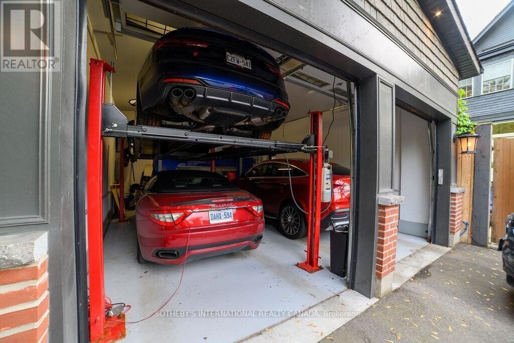 biz-hc-43-maple-ave-jun25_garage.jpg